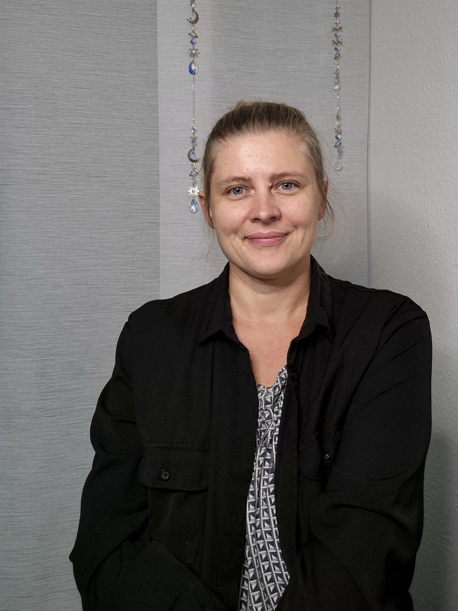 Marta Härig blickt mit einem leichten Lächeln in die Kamera.
